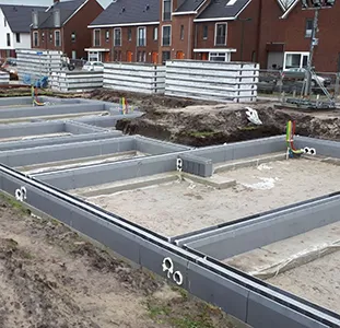 Schema van Isotras plaatsing bij strokenfundering met vrijdragende vloer